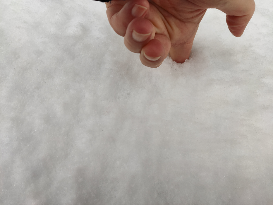 雪の中に指を入れている写真