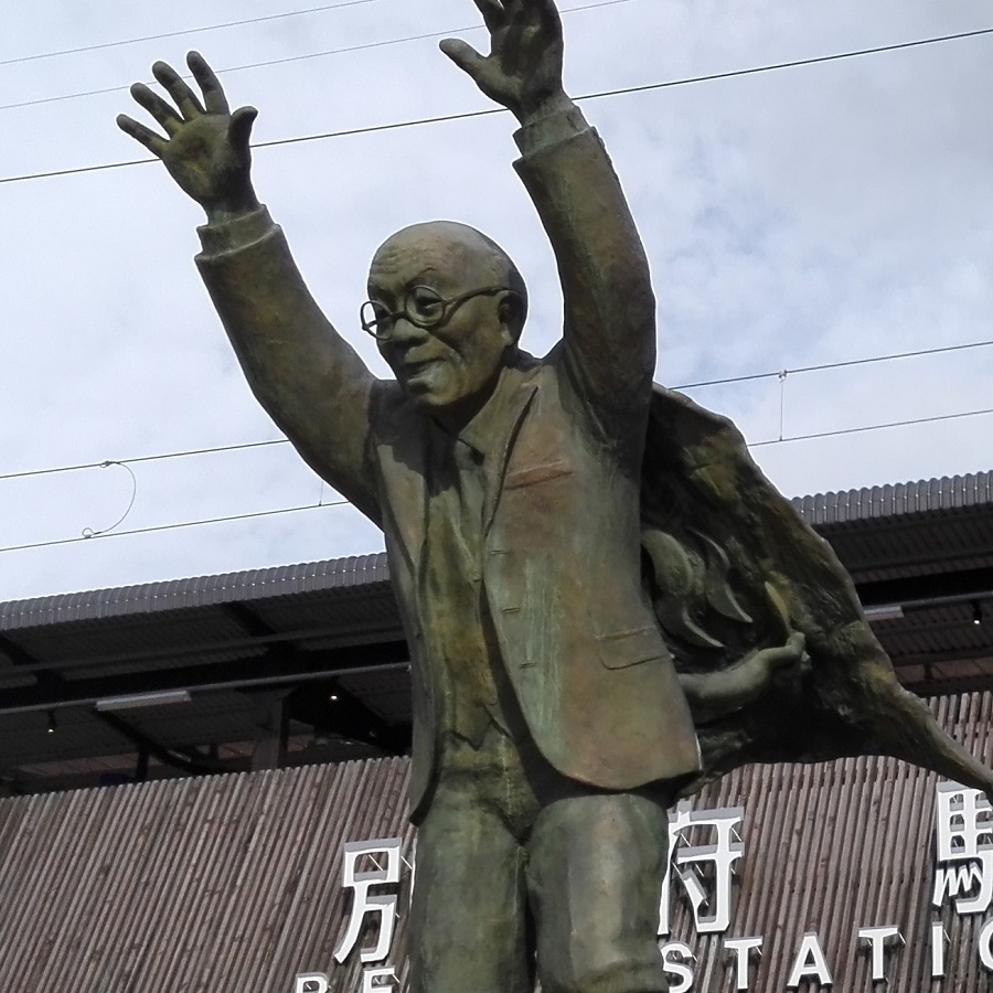 別府駅前のオブジェ。飛んでるおじさん