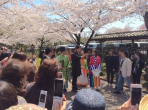 高麗神社に到着した韓国俳優