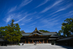 10月の晴れた日の寒川神社